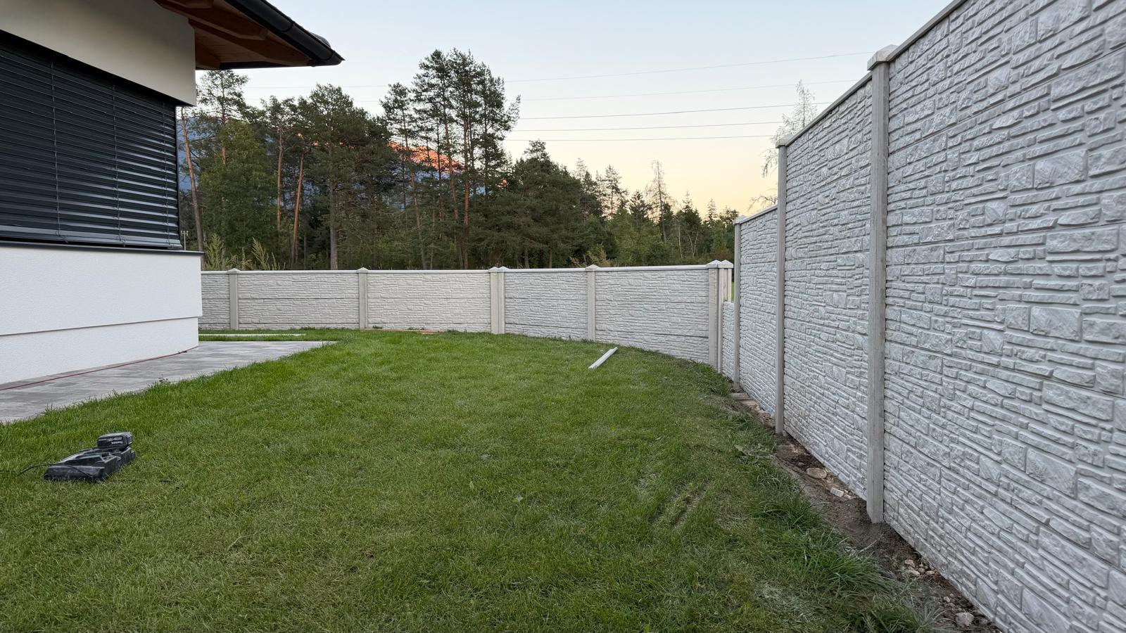 Betonzaun Rustico Prestige SVB beidseitig Bodenplatte 36x4,8x184 cm
